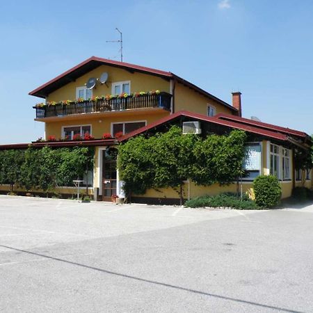 Hotel Gostilna Marta Oslusevci Exteriér fotografie